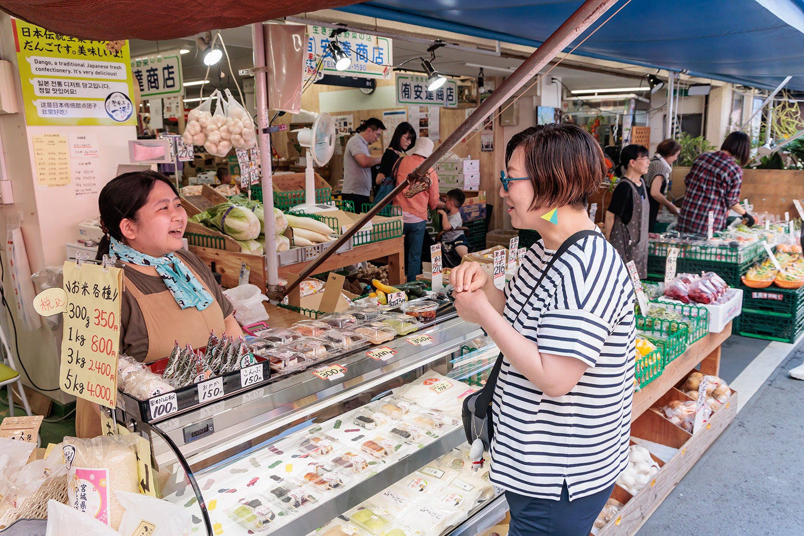 登米っ子 一源で店員と会話を楽しむ筆者
