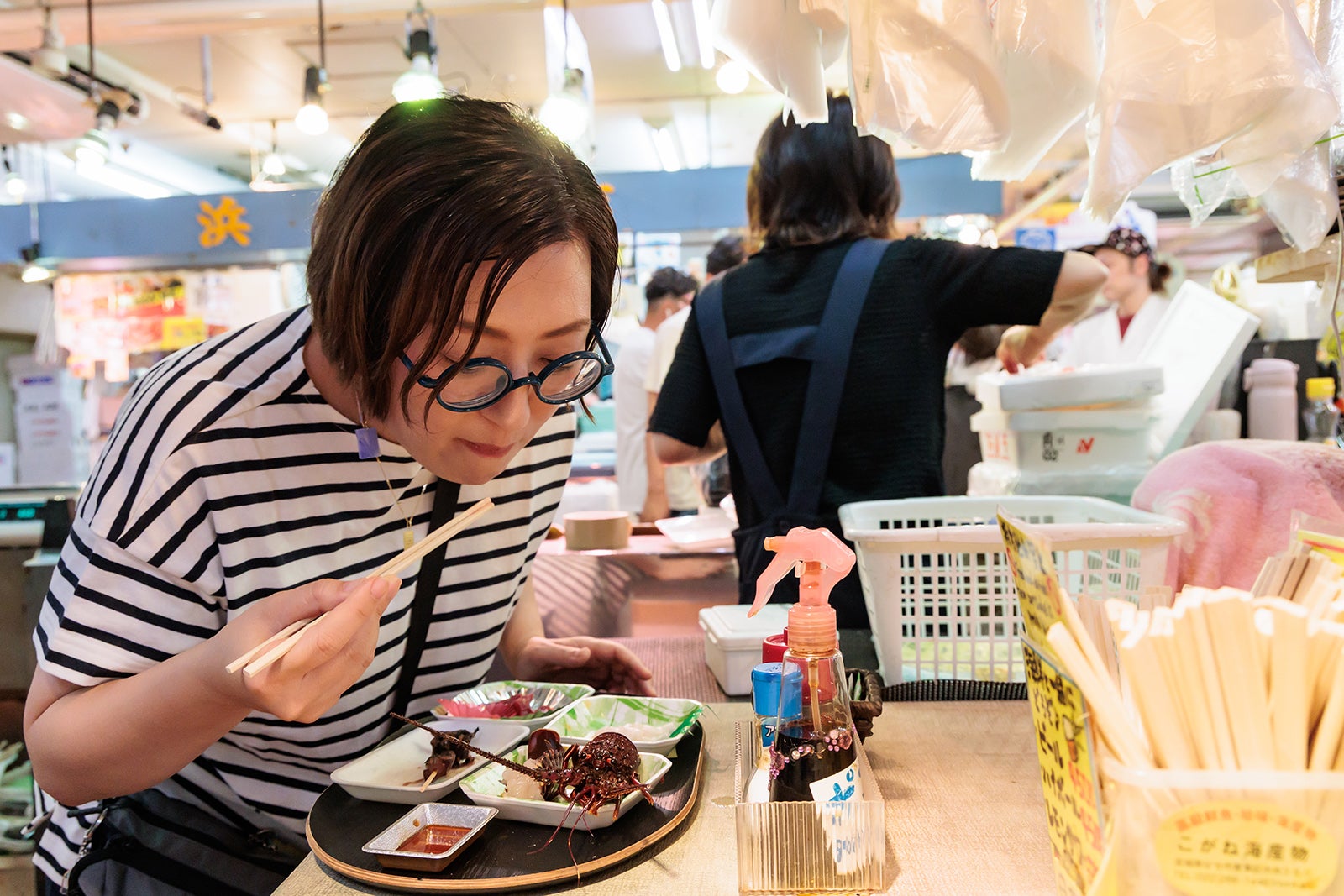 店先で立ち食いを楽しむ筆者