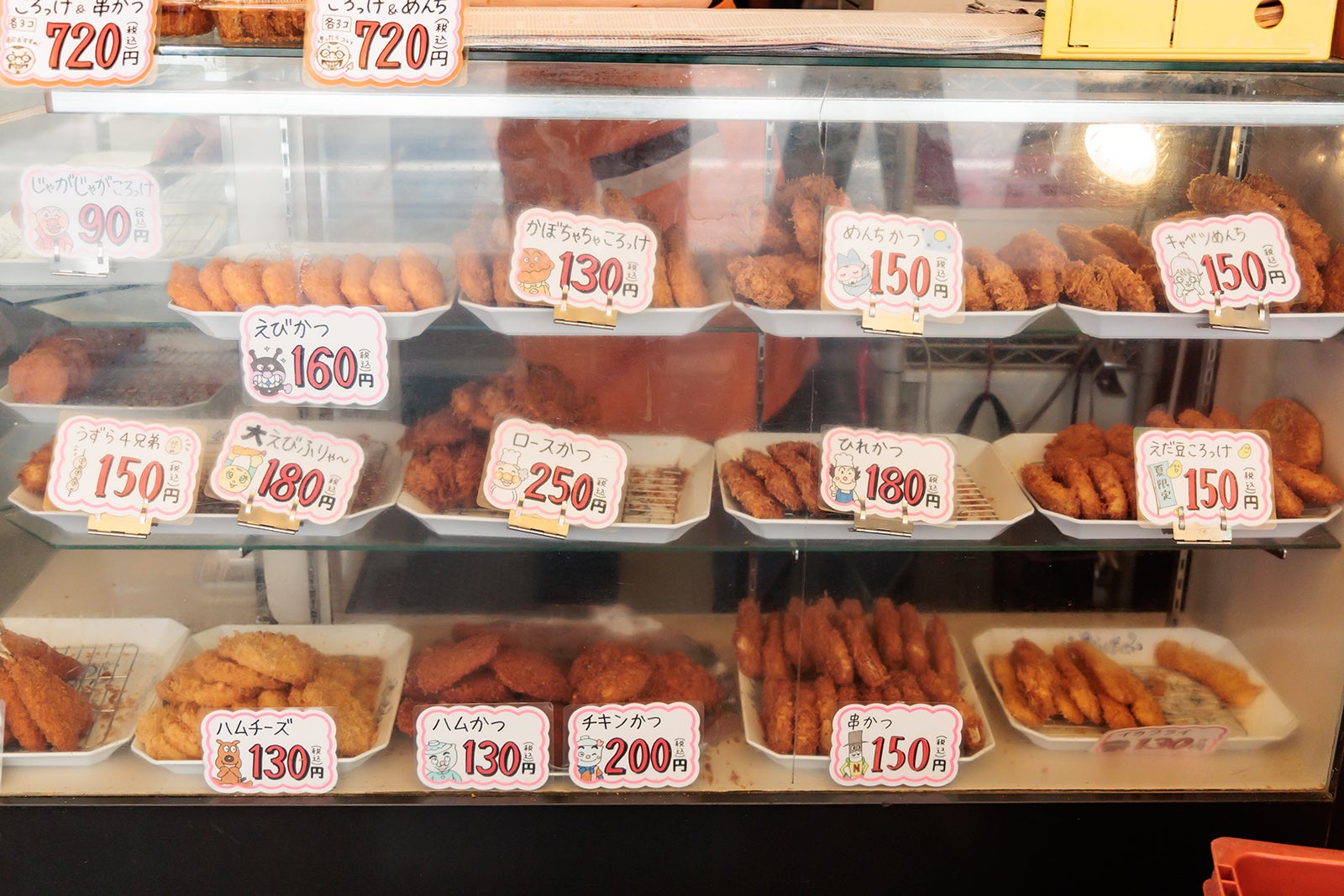齋藤惣菜店ころっけやには魅力的な商品がずらり