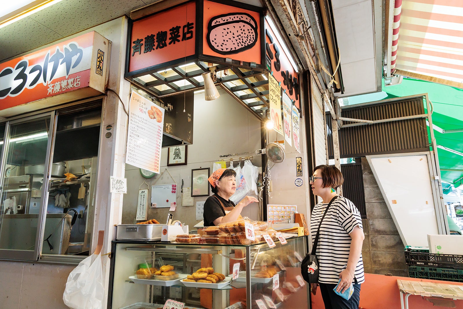 外観も味わい深い仙台朝市の齋藤惣菜店ころっけや