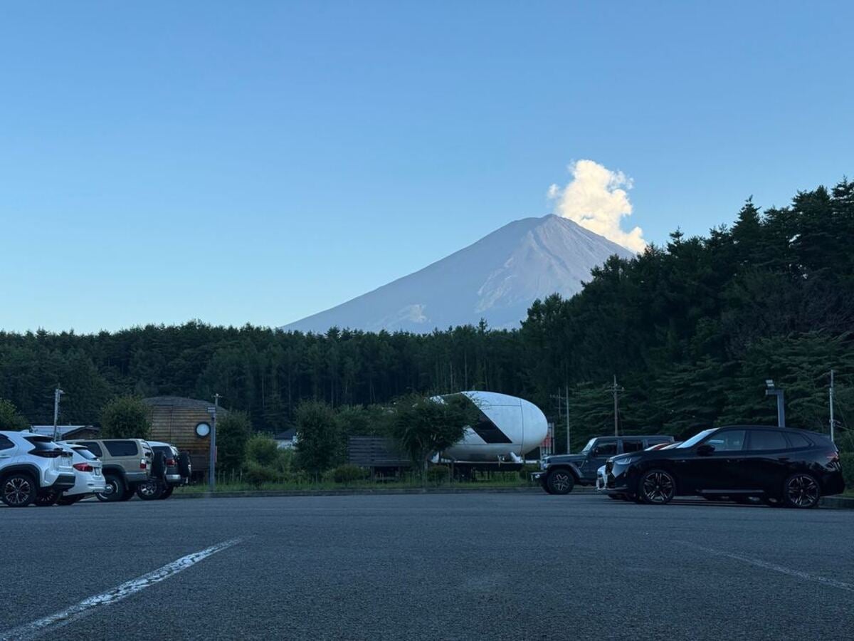 富士山をバックにしたRVパーク HESTA富士河口湖のサイト風景
