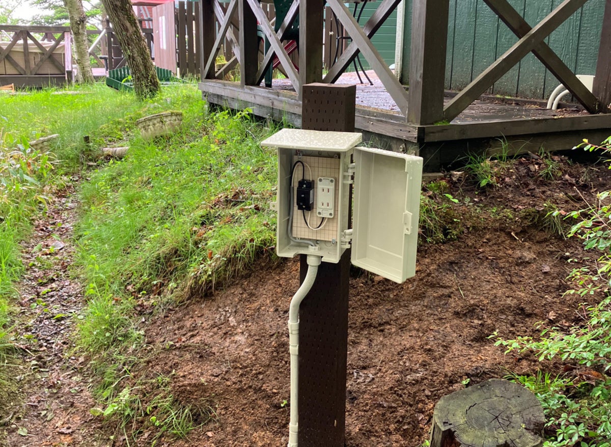 RVパークの電源ボックスの扉を開けた写真