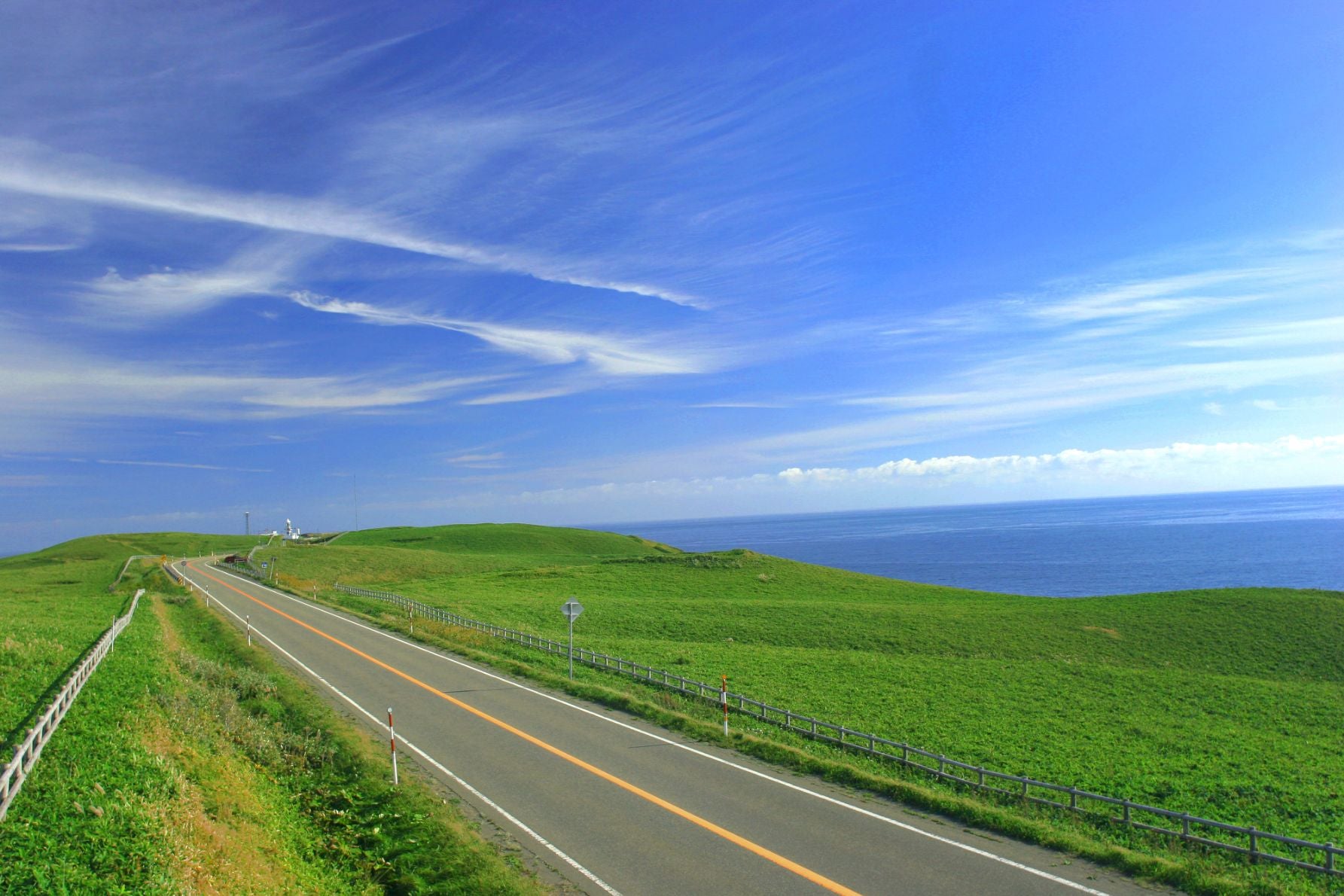 北海道えりも町の道道34号沿い、襟裳岬へ向かう海岸線の絶景。緑の断崖と太平洋を望むドライブコース