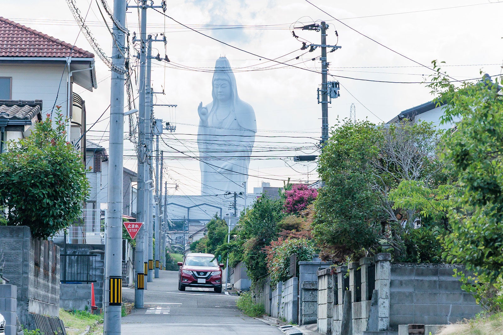 仙台大観音を背景にドライブを楽しむ