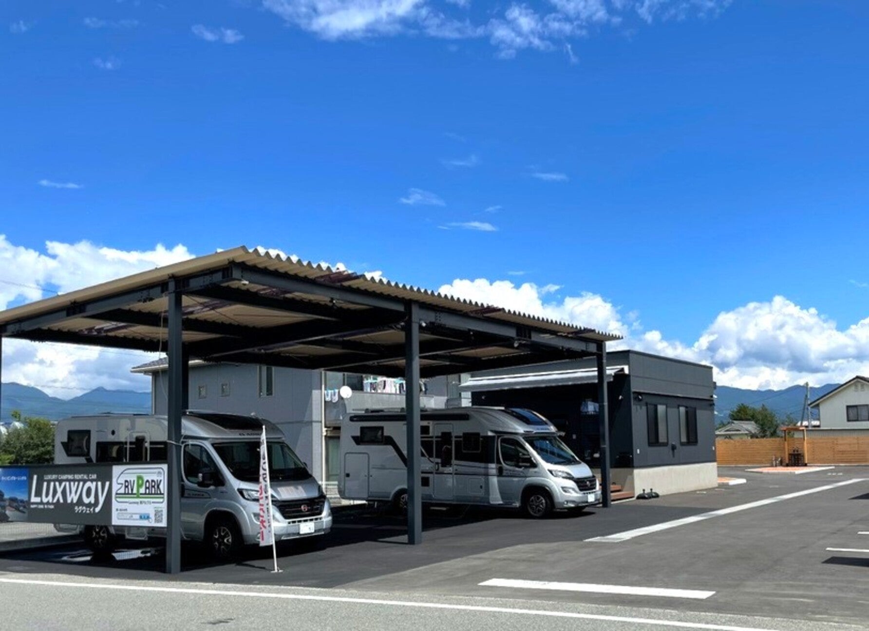 高級キャンピングカーが並ぶRVパークの入り口風景