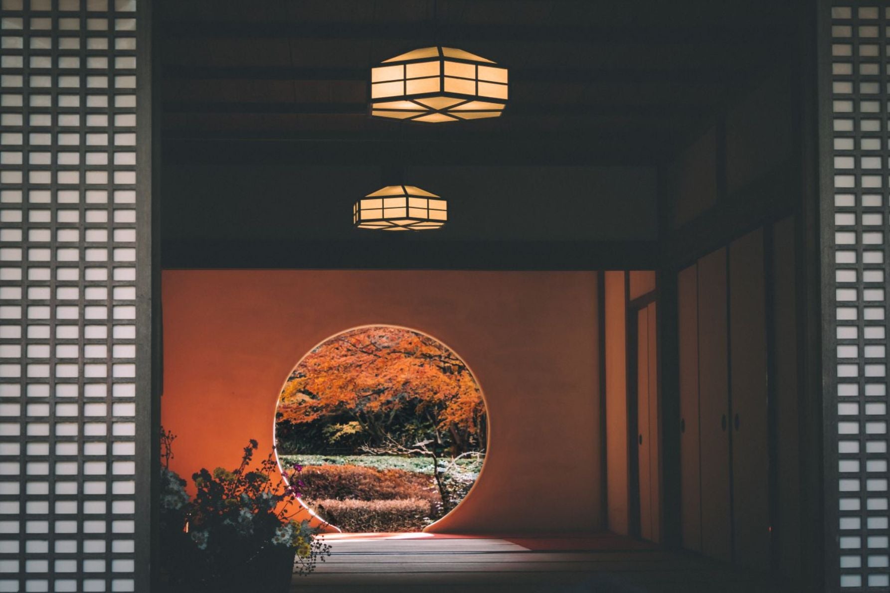 あじさい寺としても知られる明月院の丸窓と庭園に広がる紅葉