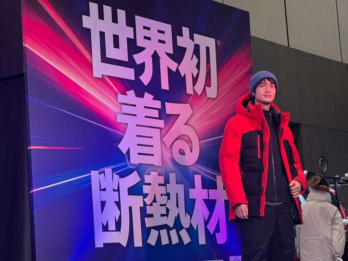 ダウンコートを着てポーズを取る男性モデル