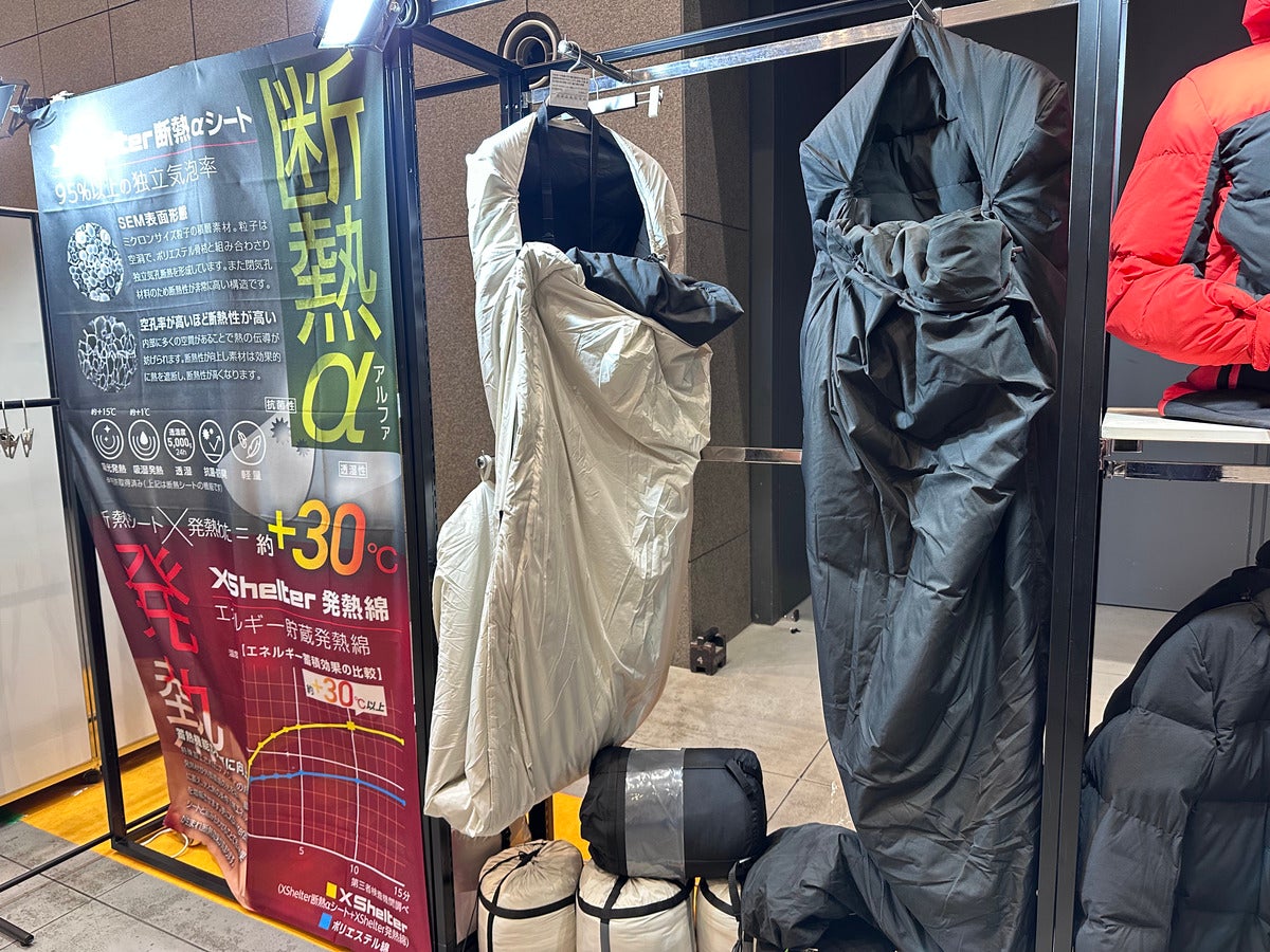 吊るして展示されている寝袋2種類