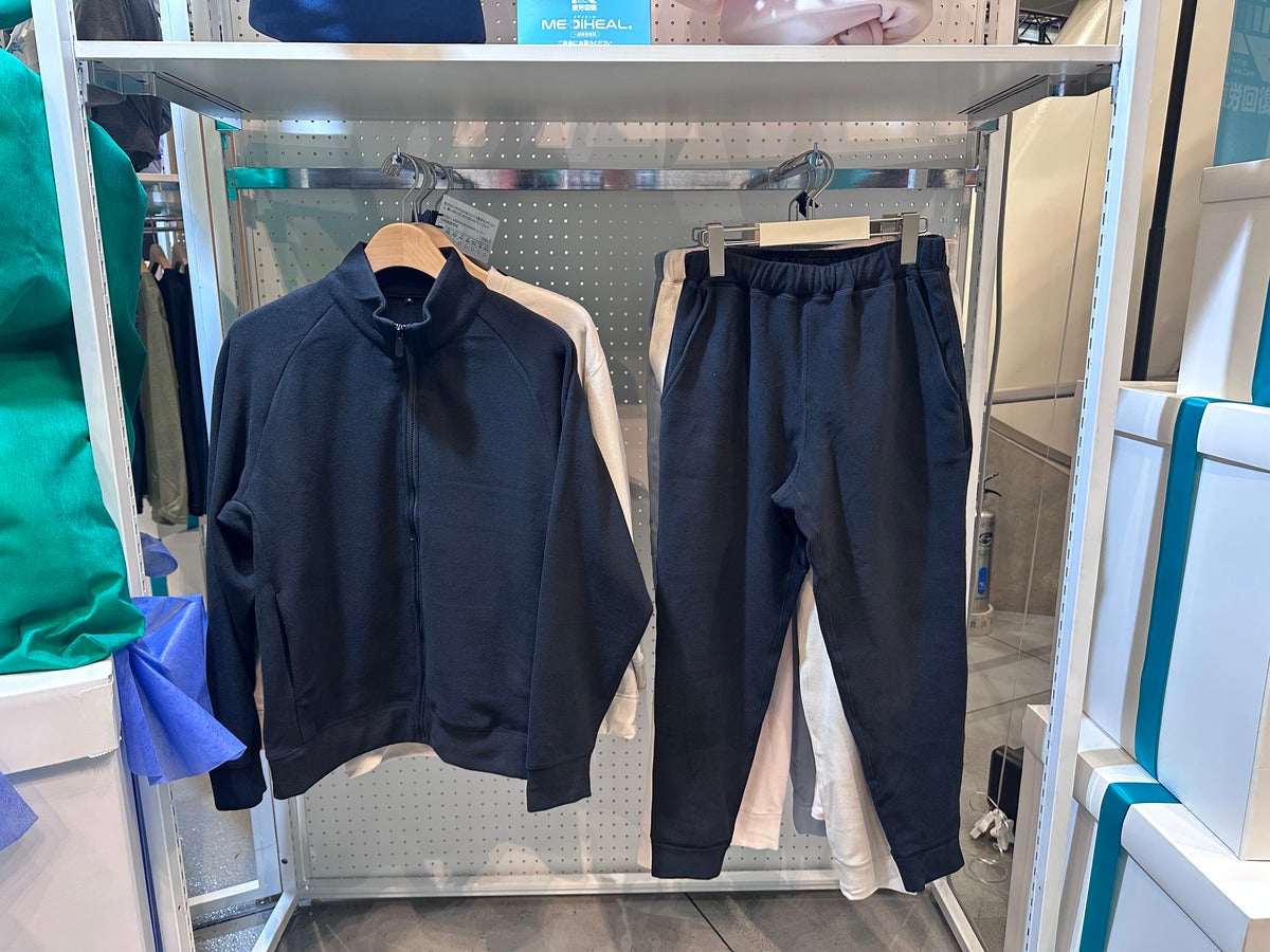 ハンガーに吊るしたフリースの上下