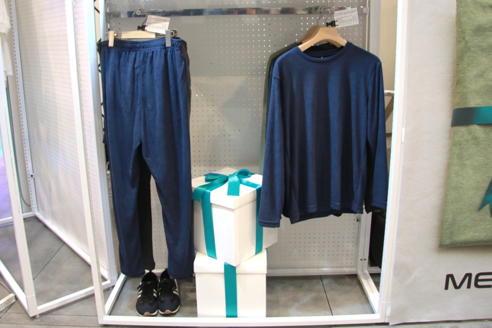 ハンガーに吊るしたパイル地のリカバリーウエア上下