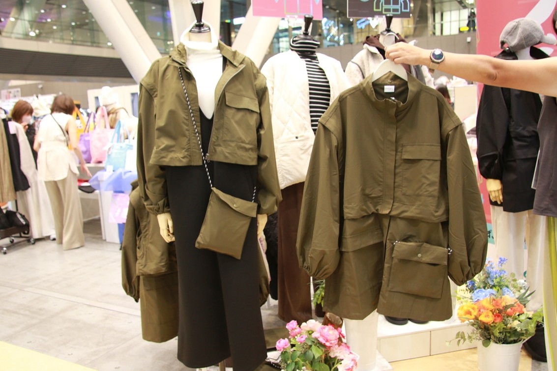 裾を取り外してアレンジできるジャケットの展示