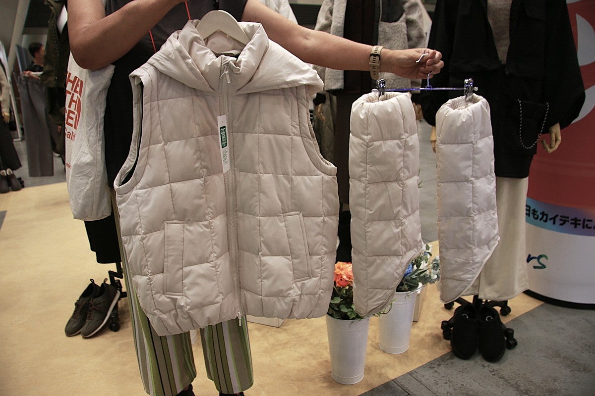 袖を取り外したブルゾンと袖を持つ女性