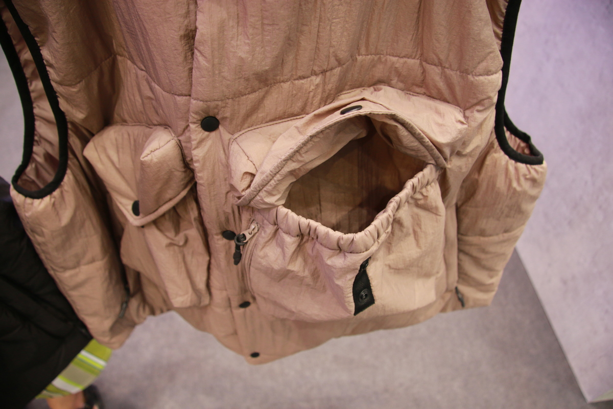 エクスプロレーションベストの大容量ポケットのアップ