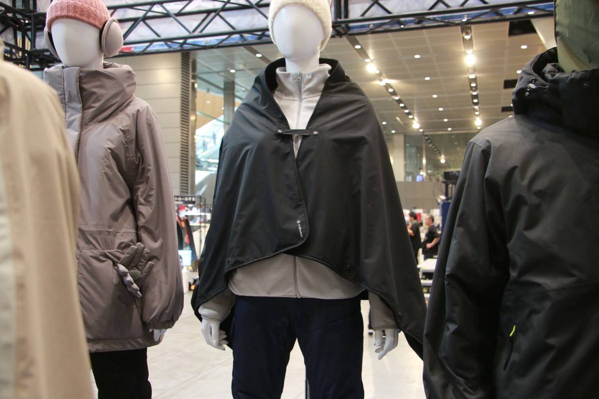 ブランケットを肩掛けするマネキン