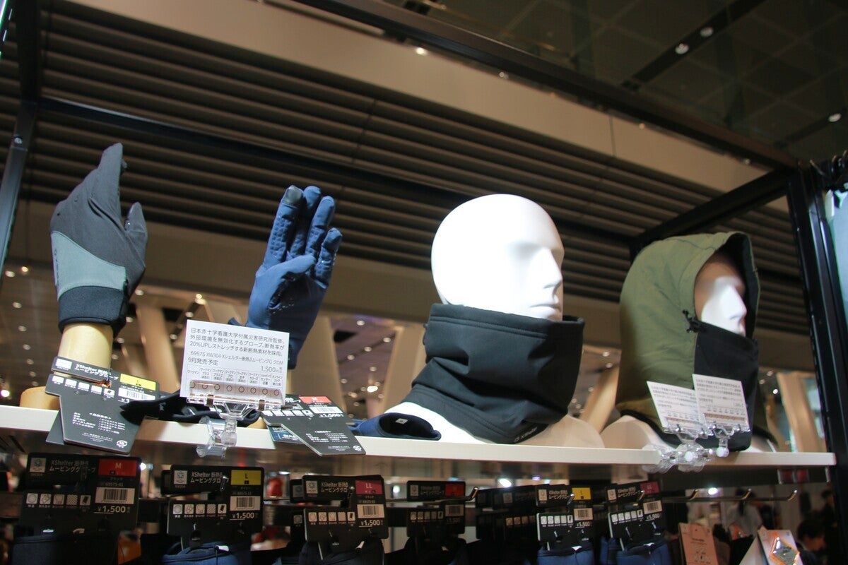 グローブ、ネックウォーマー、フードウォーマー装着のマネキン