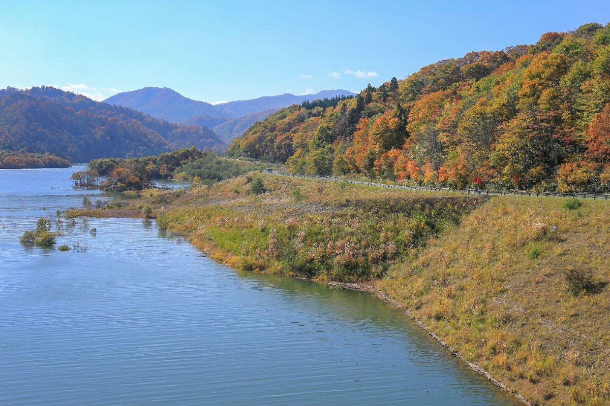 栗駒焼石ほっとラインの絶景｜紅葉の山々と湖が広がる秋のドライブスポット（岩手県・宮城県）で撮影された風景写真