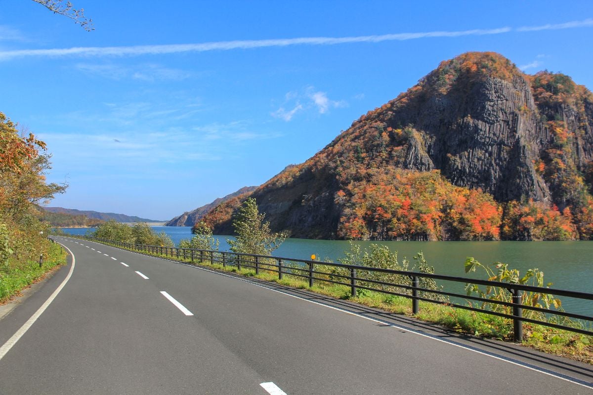 栗駒焼石ほっとラインの絶景｜紅葉の山々と湖が広がる秋のドライブスポットで撮影された風景写真