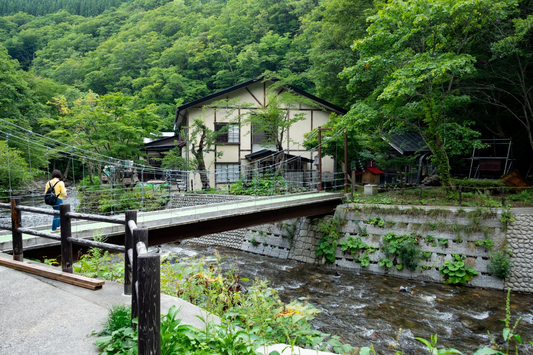 青荷川にかかる吊り橋を散歩