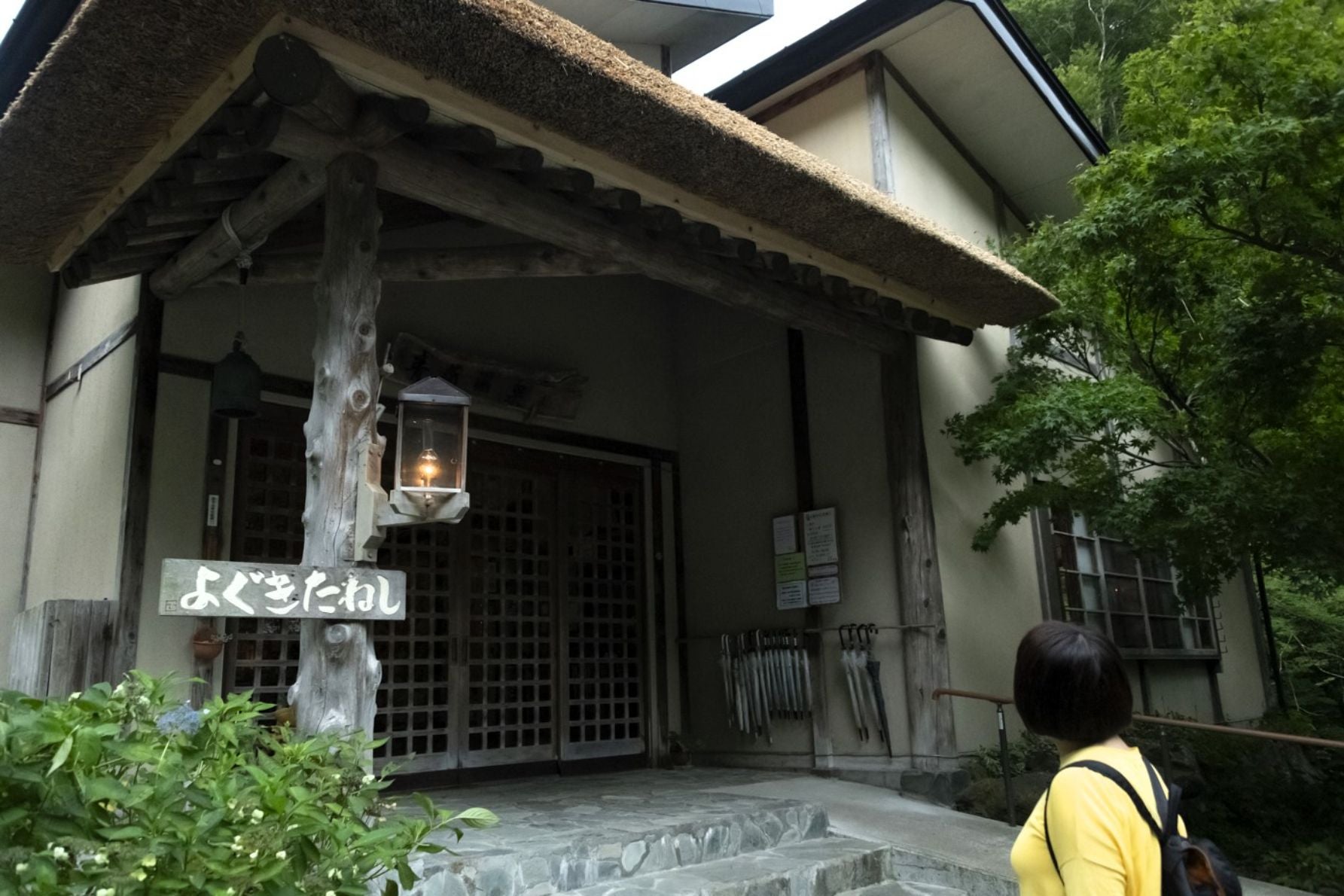 本館の玄関前