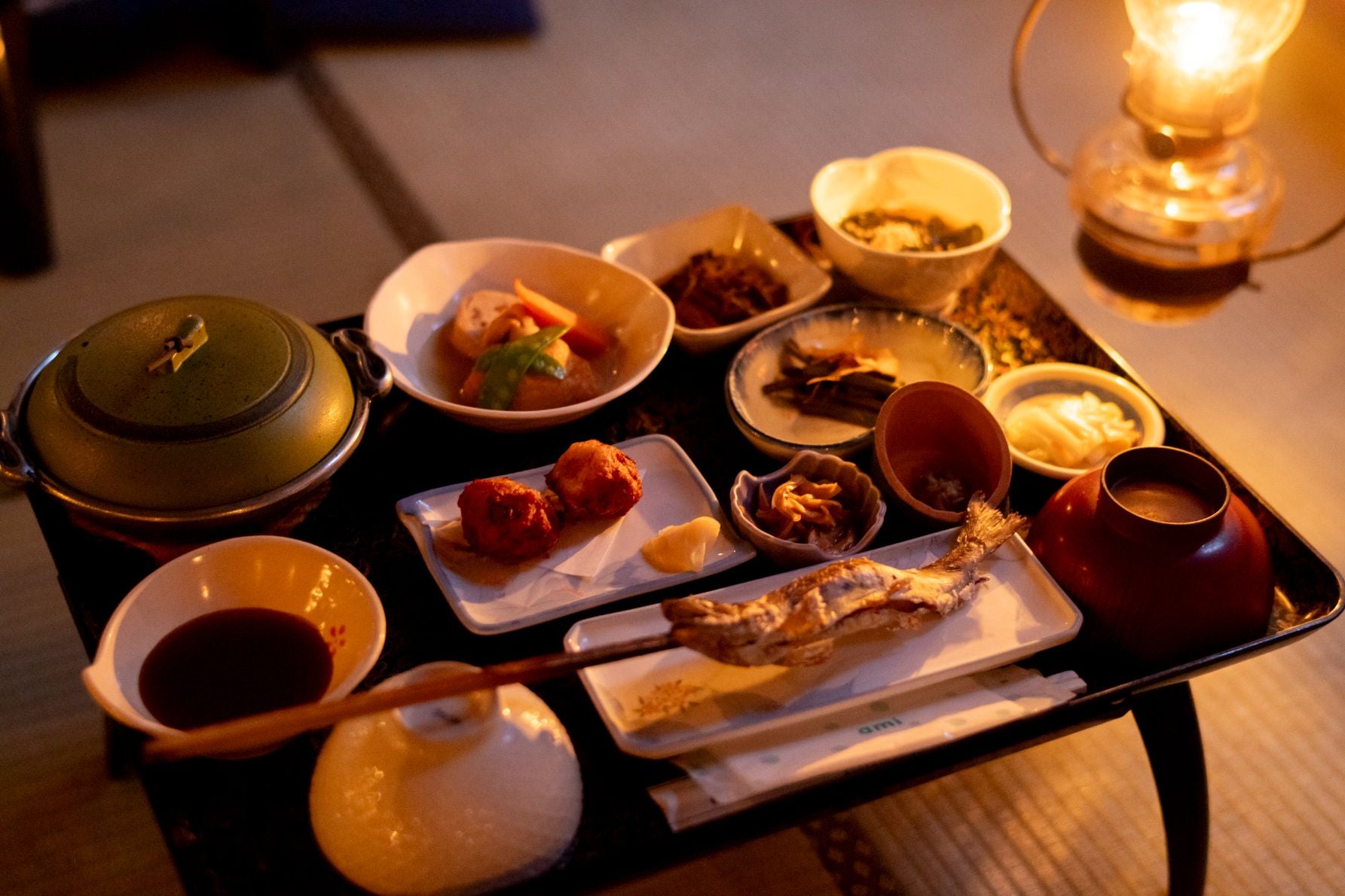 夕飯。夏は豚肉の冷しゃぶ、冬はかも汁が提供される