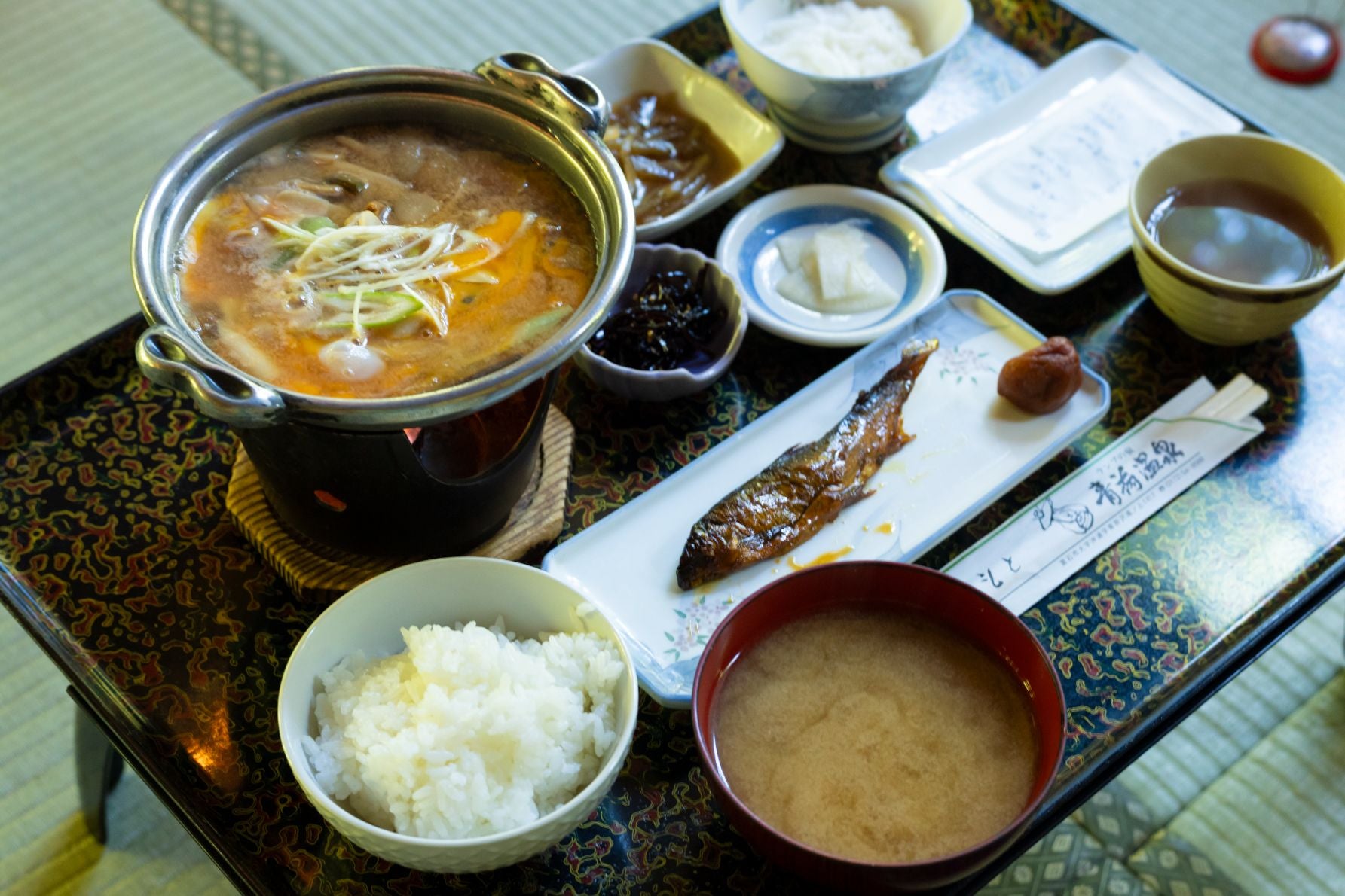 川魚の甘露煮、ほたての貝焼き味噌風卵とじ、山菜の煮物などが出てきた
