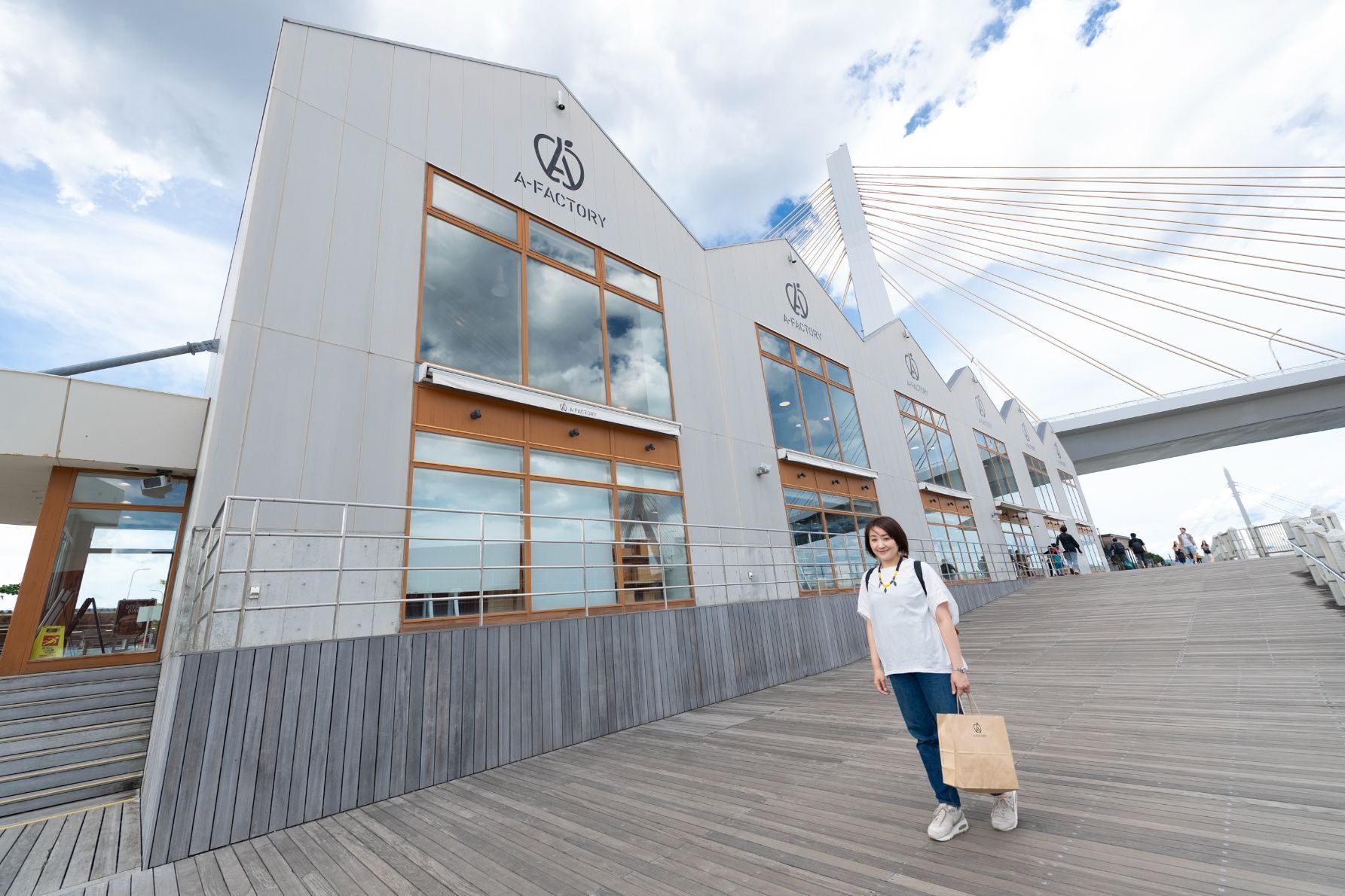 三角屋根が目印のA-FACTORYの建物。ウッドデッキのテラスがあり、おしゃれな雰囲気！