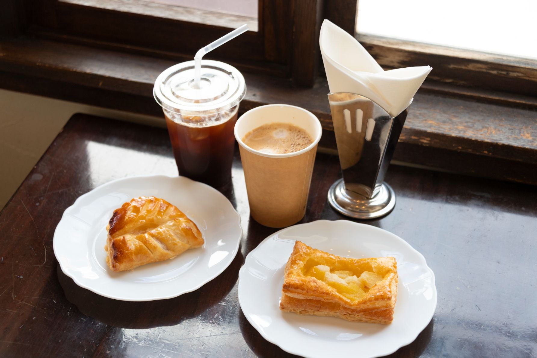ふじりんごを使ったクランブルアップルパイ（右/500円）、紅玉りんごのジャムが入ったショソン・オ・ポム（左/370円）を食べ比べ