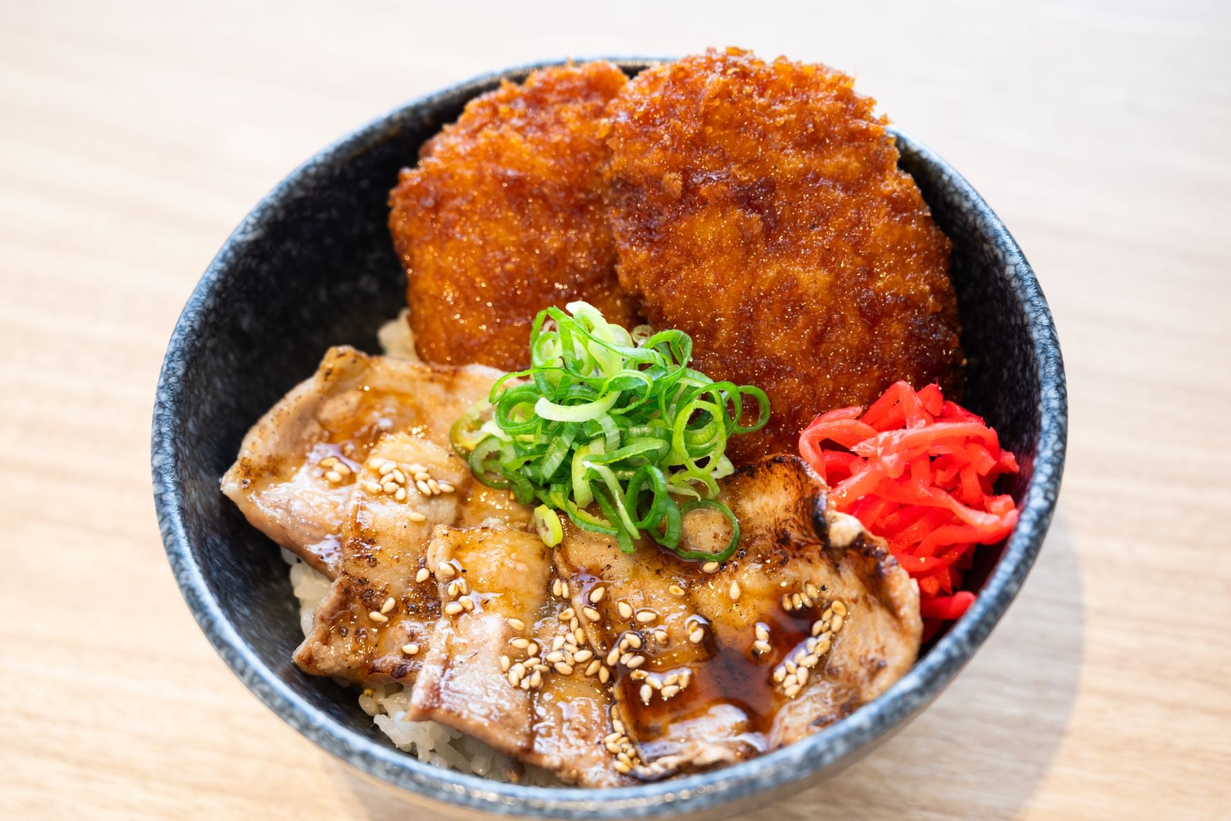 炙り豚＆タレカツ丼　フードコート 人気