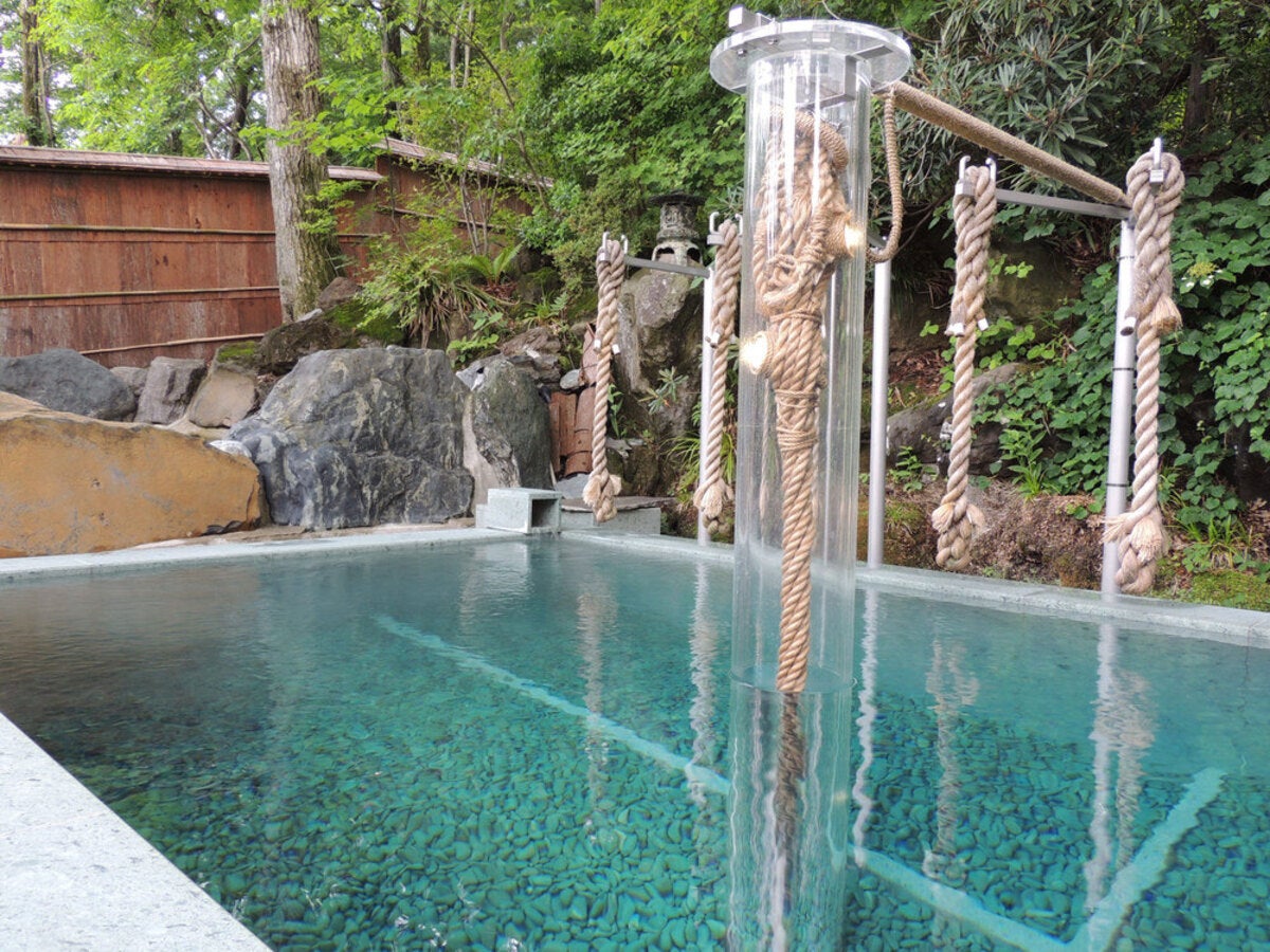 露天風呂に綱が吊り下げられた綱の湯