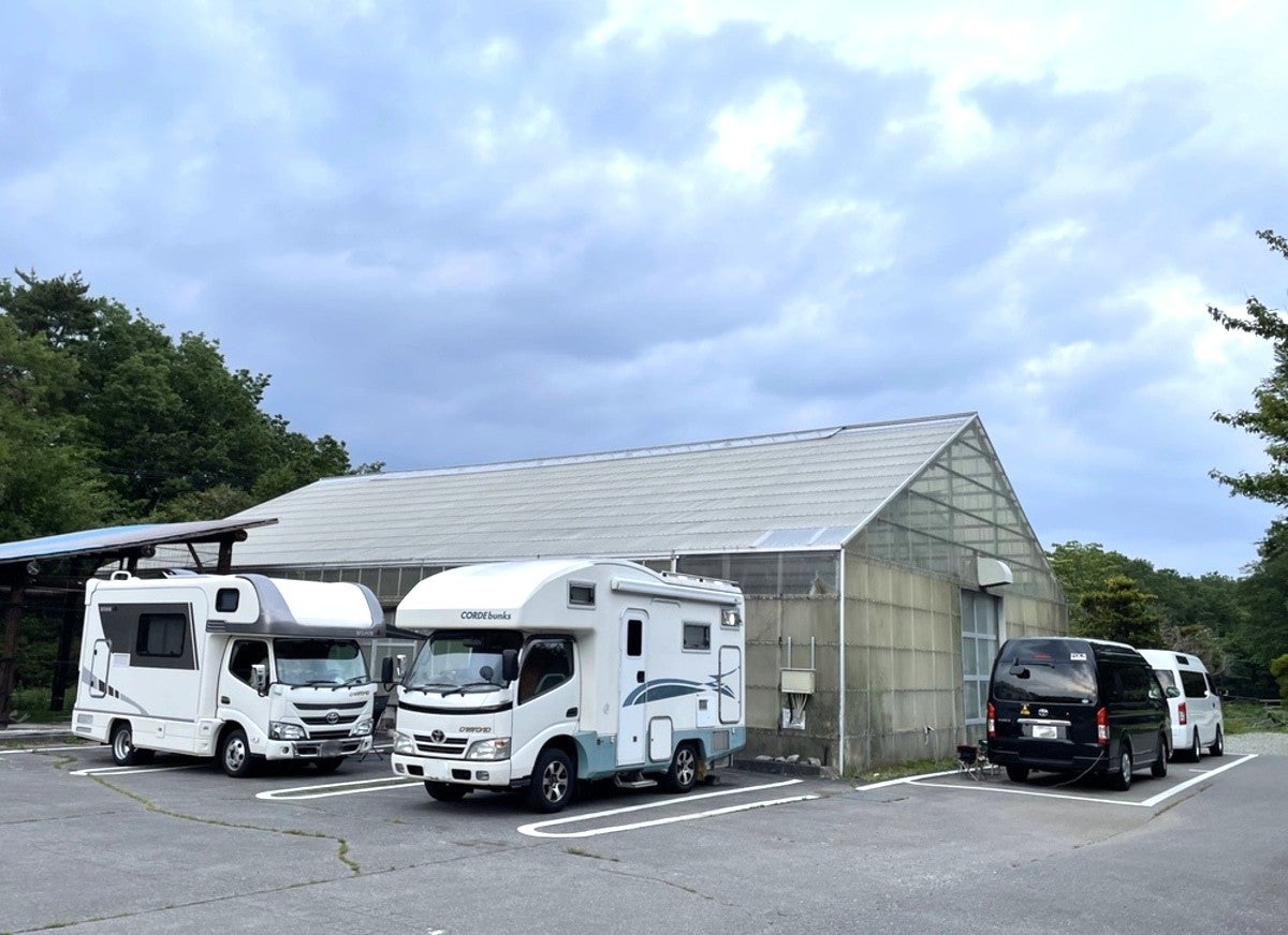建物の前に駐車するキャンピングカー