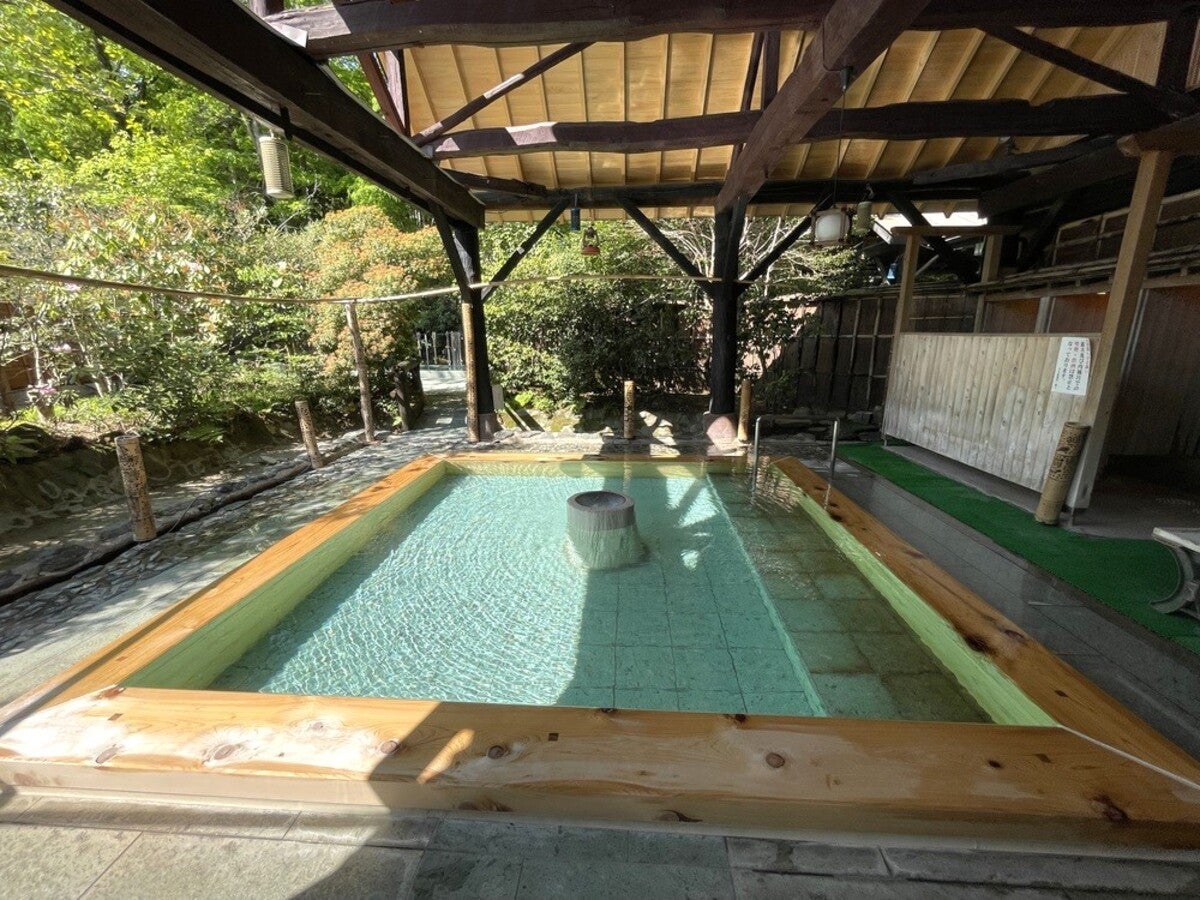 お湯が張られた露天風呂
