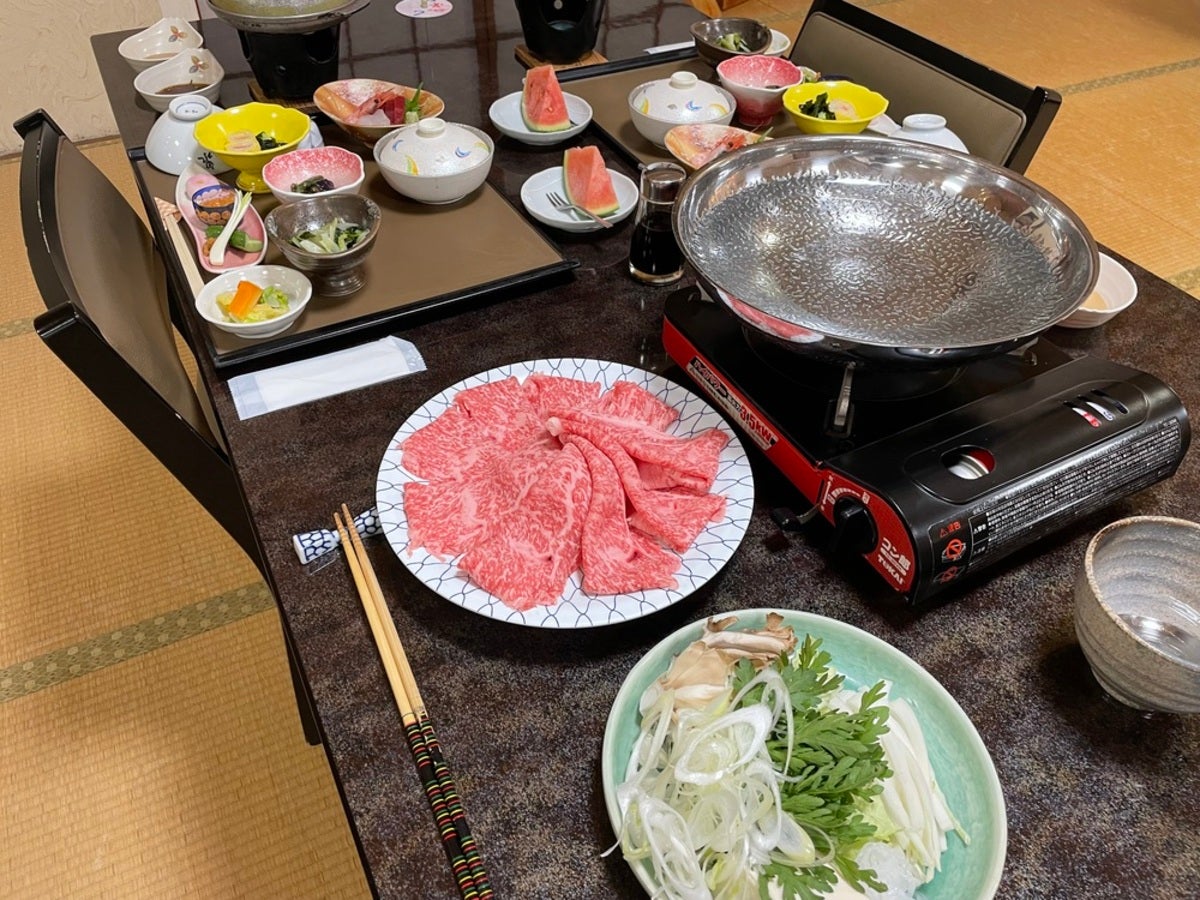 テーブルに並べられたしゃぶしゃぶなどの夕食