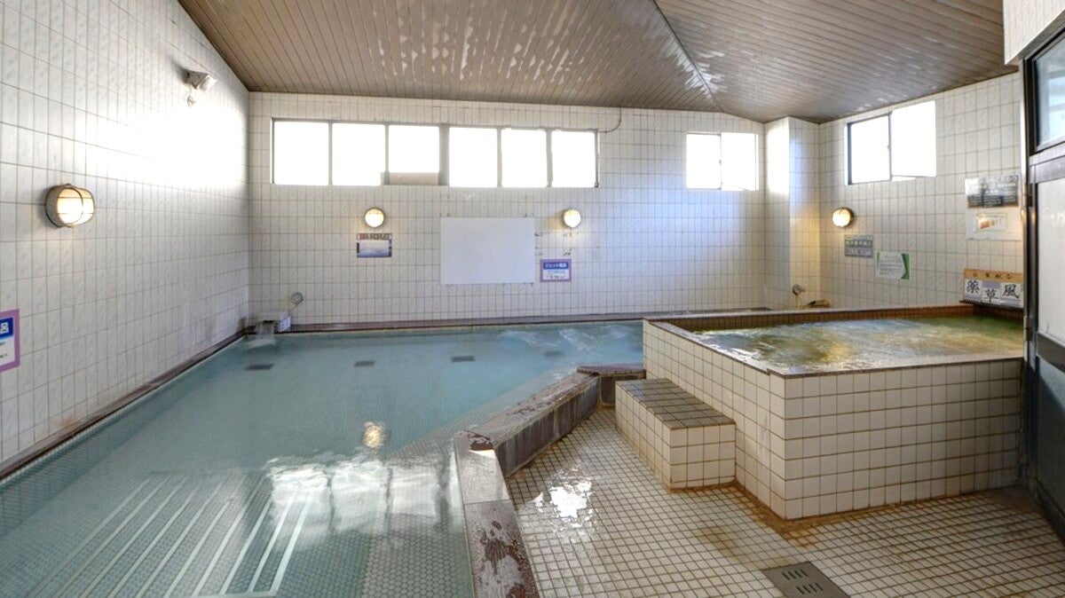 温泉施設のタイル張りの内湯