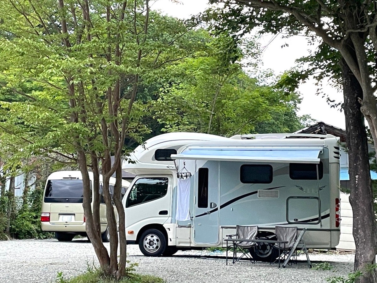 木々の間から見えるキャンピングカー