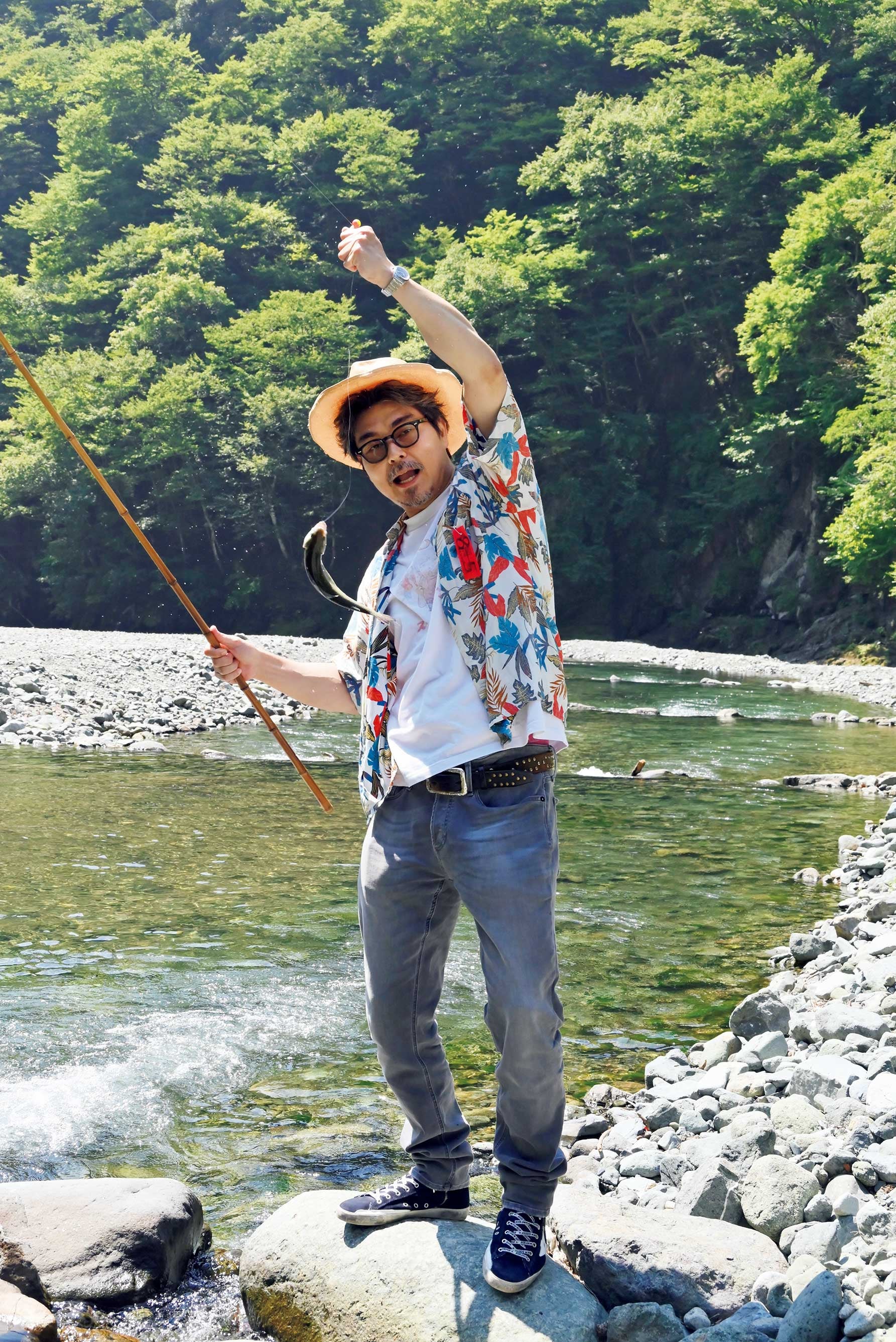 ニジマスを釣り上げた小澤征悦