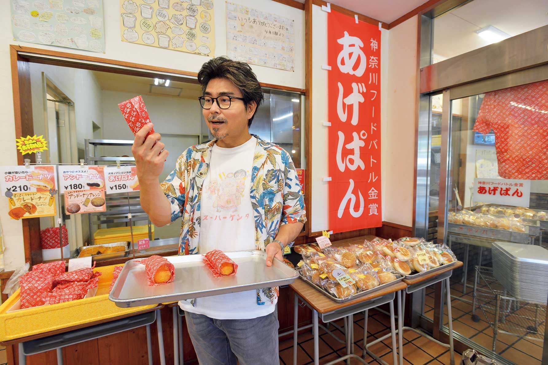 オギノパンの店内にいる小澤征悦