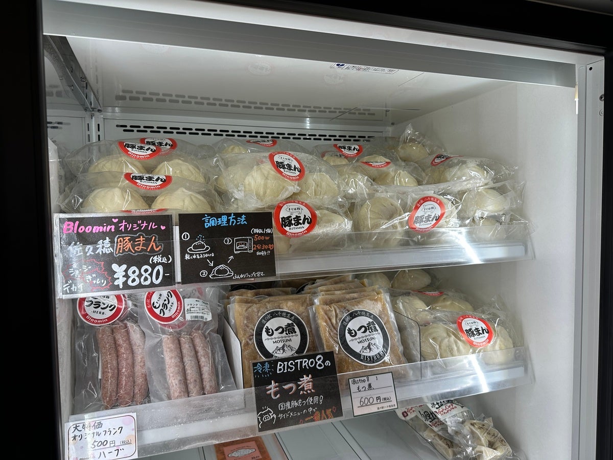冷凍ショーケースに並ぶ豚まん