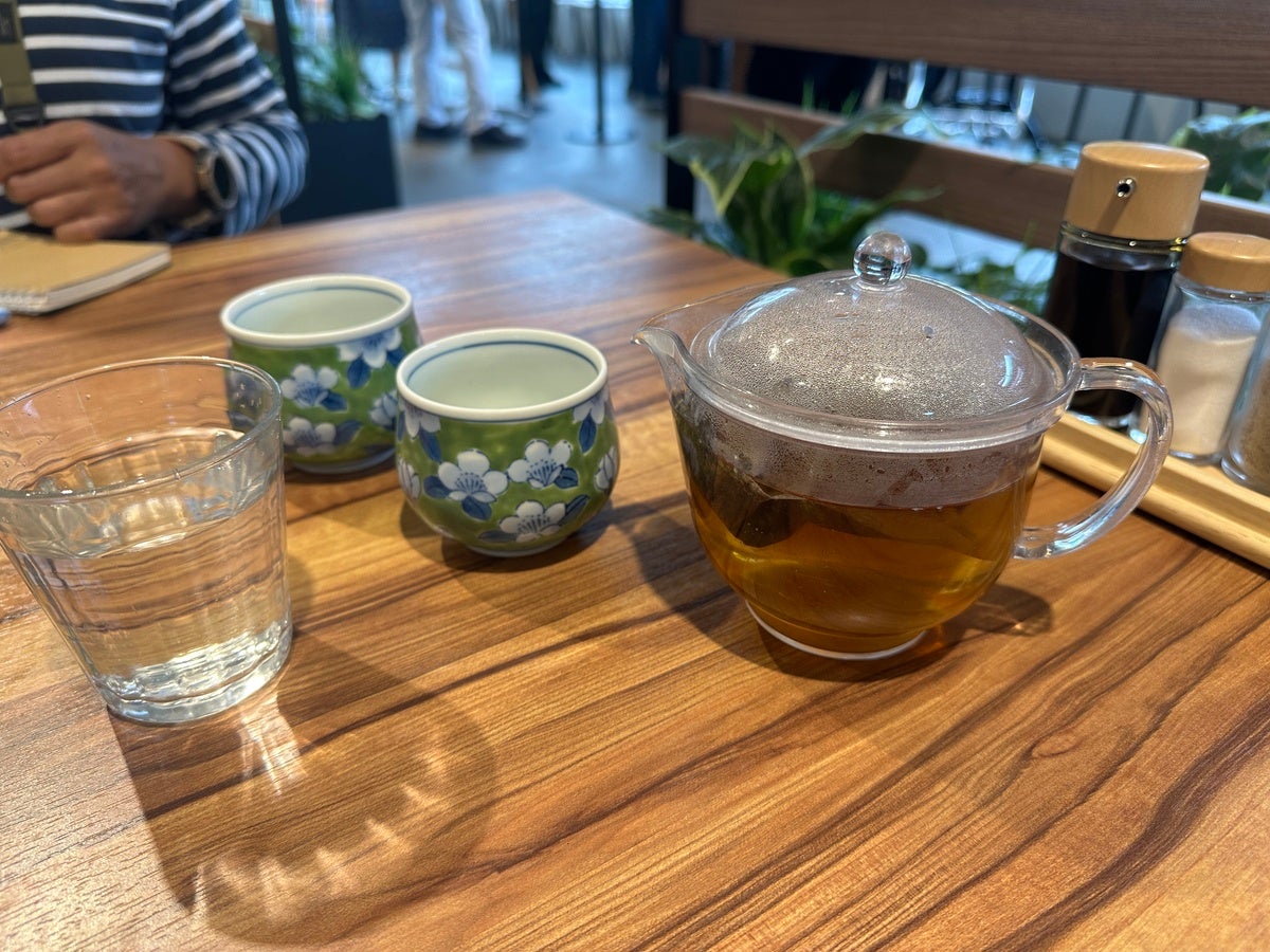 テーブル上の水の入ったコップと日本茶ティーポット