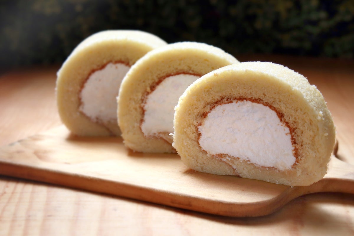 スライスし皿に載せたりんごロールケーキ
