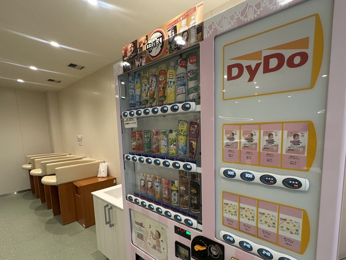 キッズスペースに設置されたドリンクとオムツの自販機