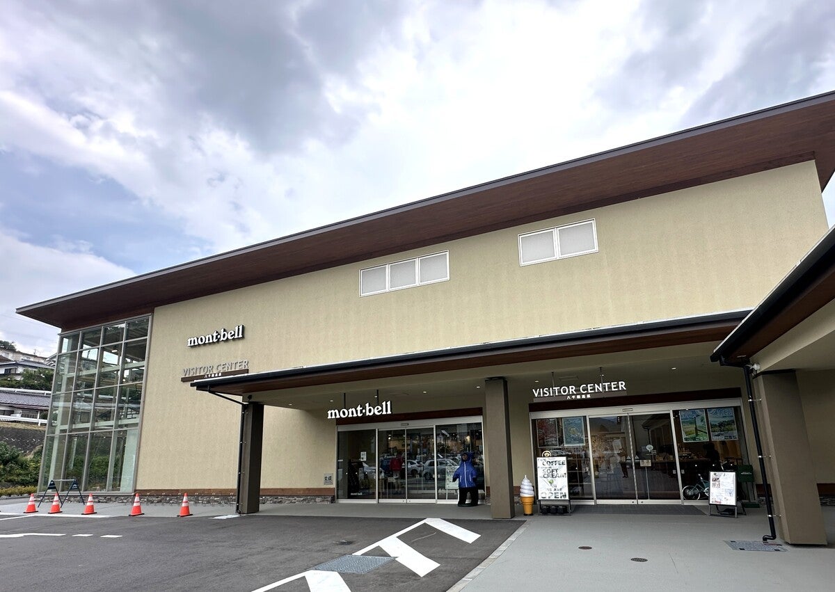 モンベル佐久穂店とビジターセンターの外観