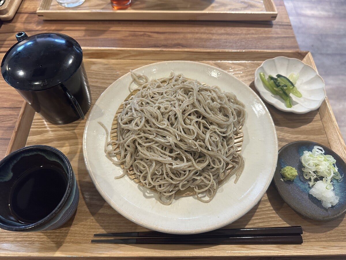 トレーにのった手打ち蕎麦