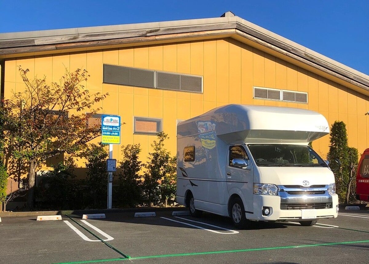 温泉施設のRVパークに駐車しているキャンピングカー