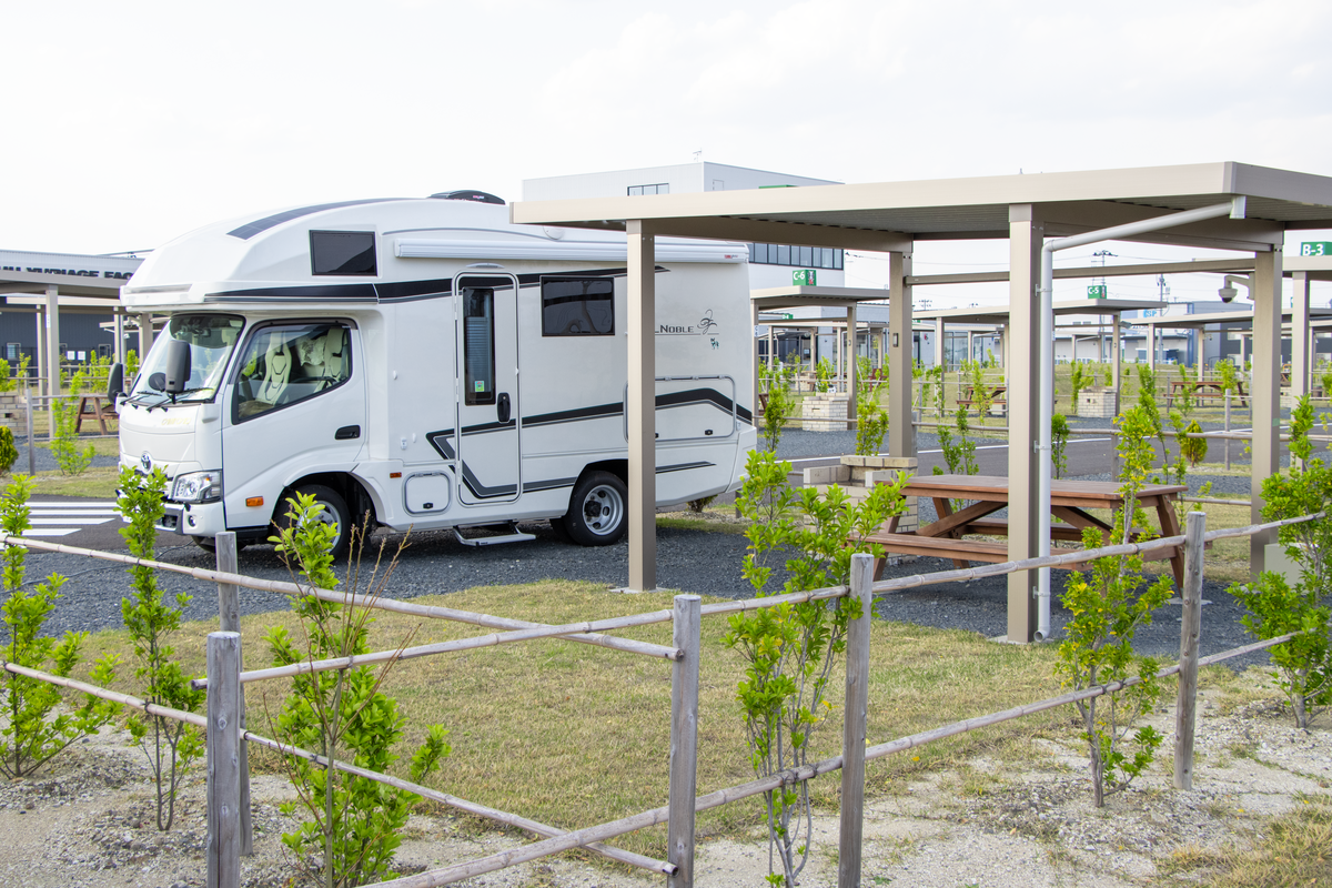 BBQサイトに横付けしたキャンピングカー