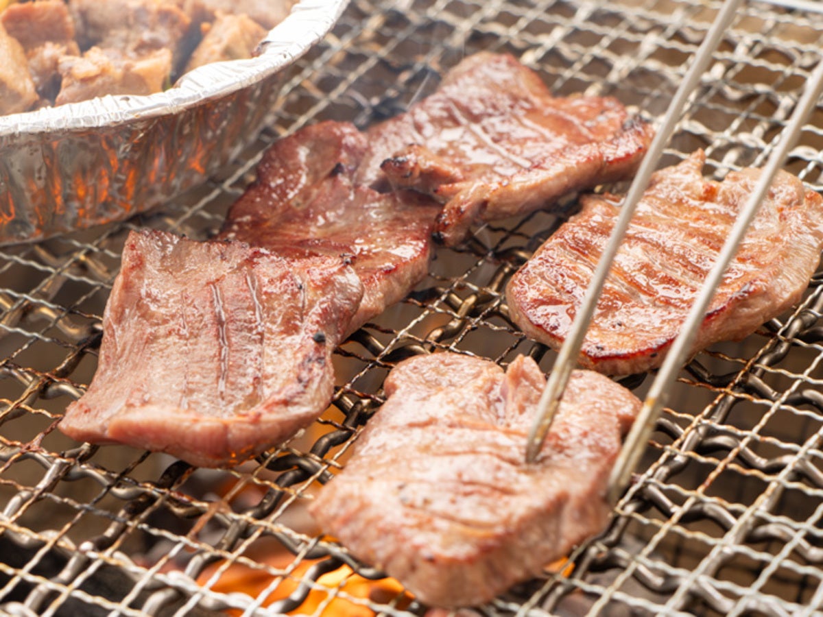 網の上で焼いている牛タン