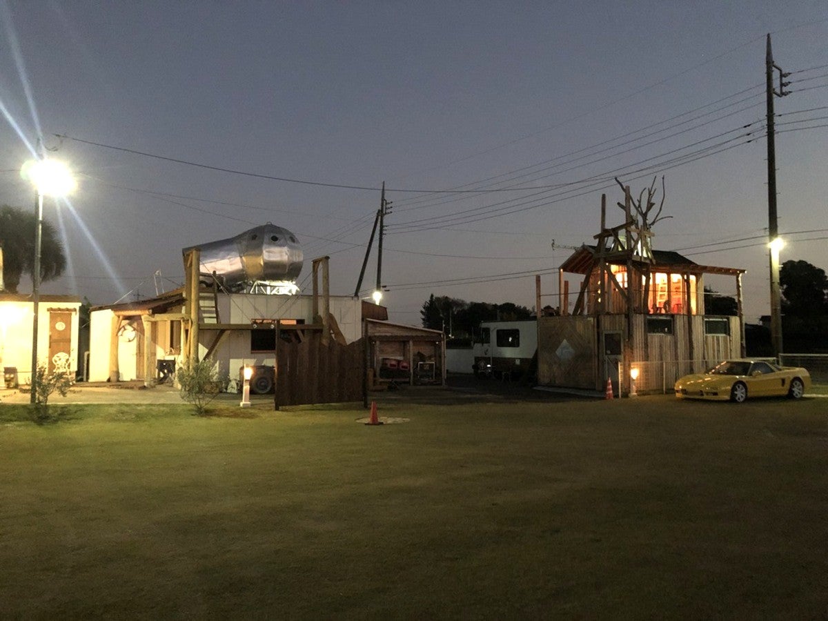 芝生サイトの奥に見える管理棟