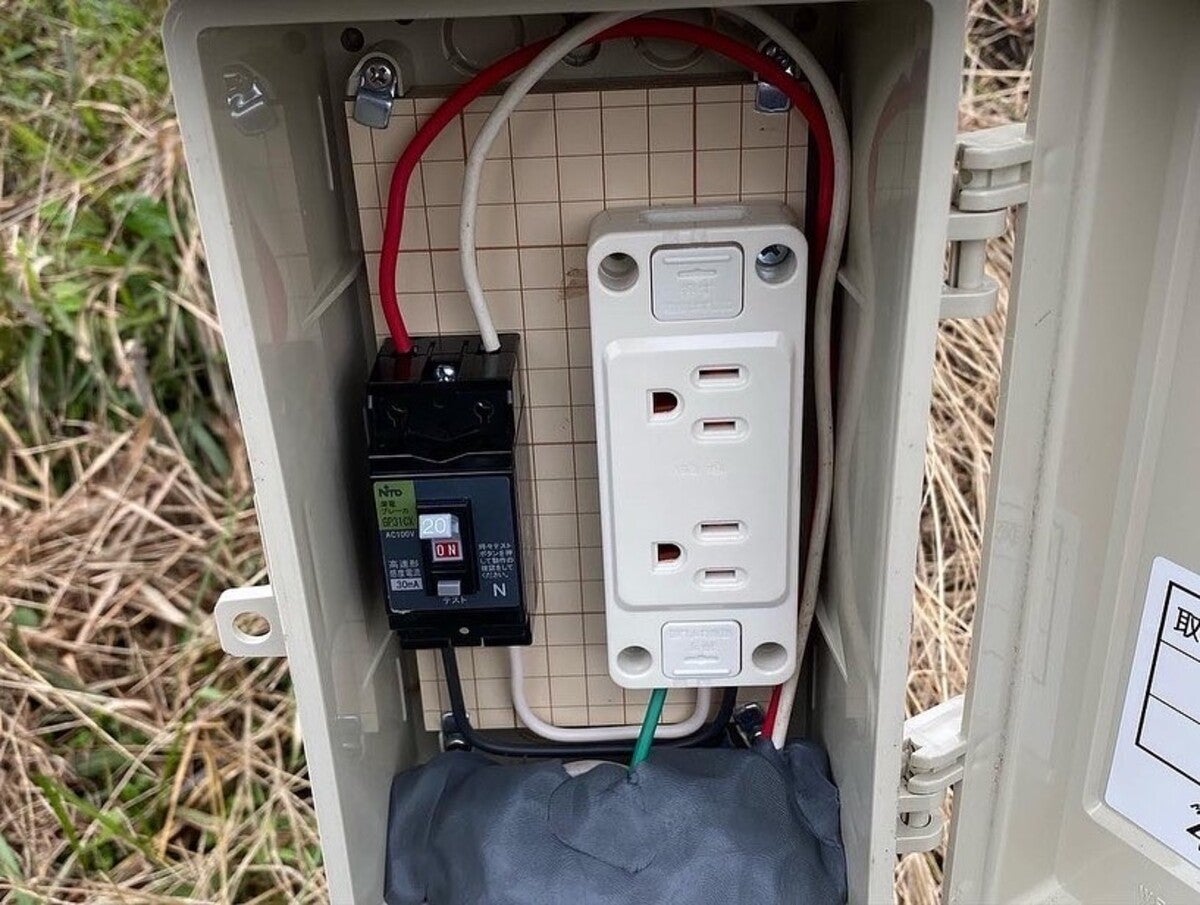 RVパークの電源ボックスの扉を開けた写真