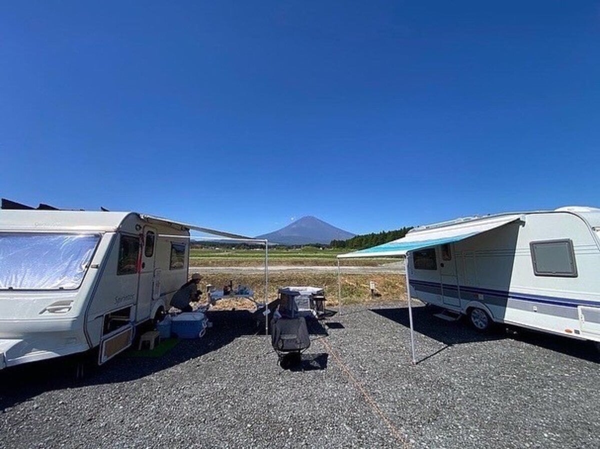 富士山を奥に2台並ぶトレーラー