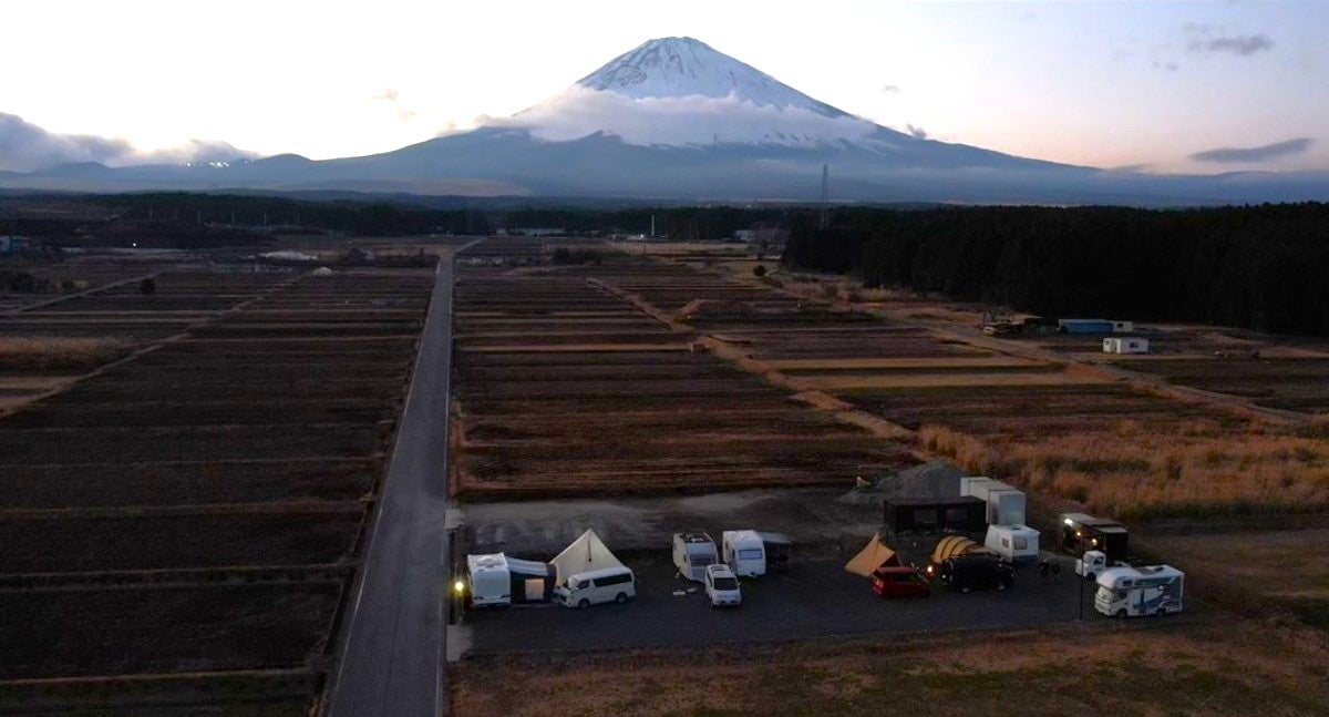 富士山の麓に広がる田園風景とRVパーク
