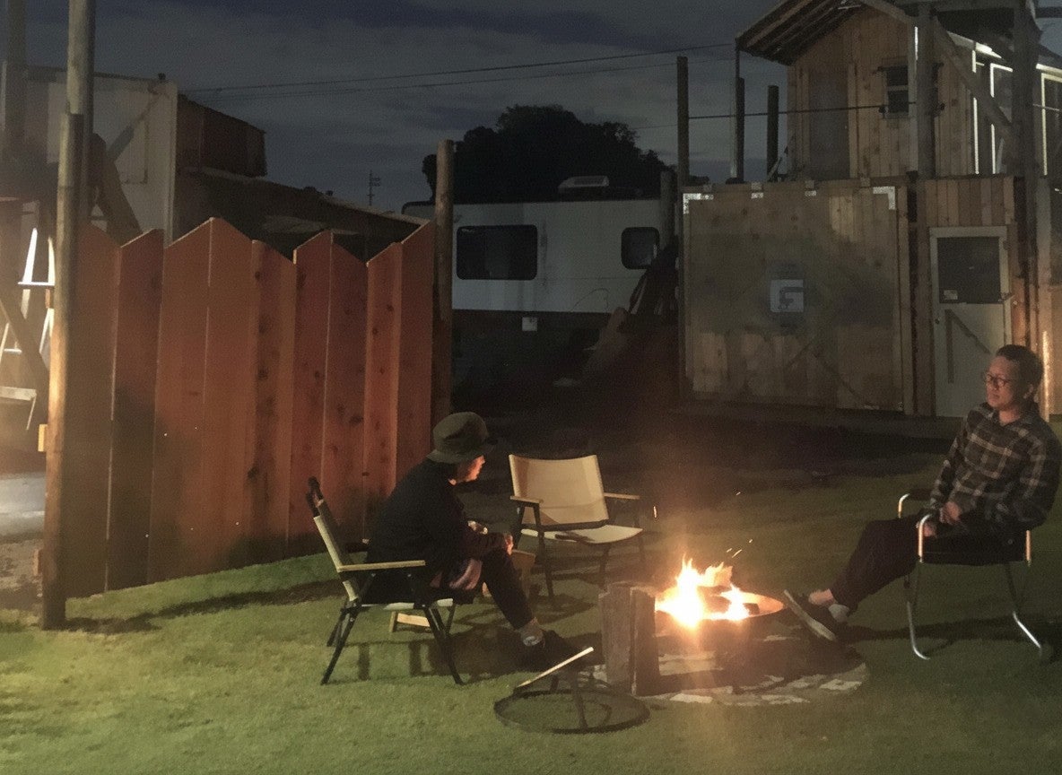 焚き火を囲む夫婦